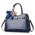 Sac à main bleu foncé gaufré crocodile avec foulard en soie et fermoir doré - L28 L12 H20 Poignée 12cm / Bleu Royal