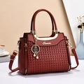 Bolso de mano de cuero trenzado burdeos con herrajes dorados y colgante de trébol - Rojo