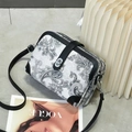Drielagige crossbodytas met paisley-print, verstelbare riem en zilverkleurige hardware - Zwart