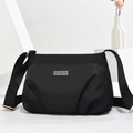 Pratica borsa a tracolla in nylon nero con tracolla regolabile e logo metallico - 26x10x19CM / Nero (Oro Chiaro) Grande