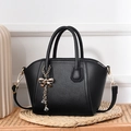 Borsa a mano nera a grana litchi con nappa a fiocco d'oro e tracolla in set elegante - Medio / Nero