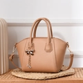 Borsa a tracolla chic in pelle beige con ciondolo a fiocco e doppi manici superiori - Albicocca