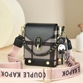 Mini sac à bandoulière à carreaux noirs avec sangle rose et charm d'ours mignon - Plaid/Noir