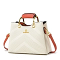Bolso acolchado blanco para mujer con asas rojas y detalles dorados en fondo blanco - Blanco