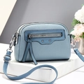 Sac bandoulière bleu clair à grain litchi avec détail de fermeture éclair à long gland - Horizontal / Bleu