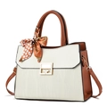 Sac à main élégant à texture ondulée blanche, cuir marron et foulard orange à pois - Blanc Cassé