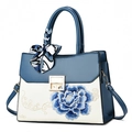 Sac à main bleu et blanc brodé de fleurs avec fermoir métallique et foulard soyeux - Pivoine Bleue
