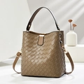 Braune geflochtene Beuteltasche mit Ledergriff und abnehmbarem Gurt im minimalistischen Stil - Khaki