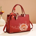 Borsa rossa in ecopelle con ricamo di peonia e manico decorato con foulard di seta - Borgogna