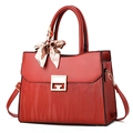 Sac à main rouge brodé avec boucle dorée et accessoire foulard fleuri décoratif - Bordeaux