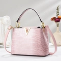 Bolso cubo rosa con textura de cocodrilo, herraje en V dorado y bandolera - Rosa