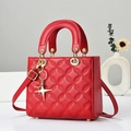 Elegante rote gesteppte Lederhandbag mit goldenem Sternanhänger und Schultergurt - Weinrot / Sternenstil