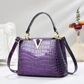 Bolso de mano morado brillante con grabado de cocodrilo y hebilla dorada en forma de V - Morado