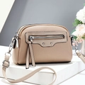 Sac bandoulière chic en cuir grainé beige avec fermeture à gland et détails argentés - Horizontal / Kaki