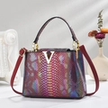 Bolso irisado con textura de cocodrilo, degradado de color y cierre dorado en forma de V - Burdeos