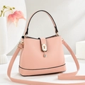 Bolso tipo cubo rosa con textura litchi, herrajes dorados y correa ajustable - Rosa