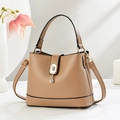 Elegante kamelfarbene Beuteltasche mit Bärenschloss und glänzendem Anhänger - Khaki