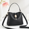 Elegante bolso de cubo negro con grano de lichi, cierre de oso y colgante de strass - Negro