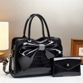Elegantes Set aus schwarzer Lackleder-Handtasche mit Krokoprägung und glitzernder Schleife - Schwarz