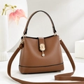 Braune Beuteltasche mit Litschi-Maserung, Bären-Verschluss und Schultergurt - Kaffeebraun