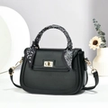 Schicke schwarze Handtasche aus Kunstleder mit Paisley-Seidenschal und Goldschloss - L21 B7 H15 / Schwarz
