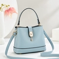 Himmelblaue Eimertasche mit Litschi-Muster, Bärenschloss und verstellbarem Gurt - Blau