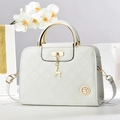 Borsa bianca trapuntata con manico dorato e ciondolo a forma di cervo raffinato - Bianco