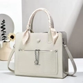 Elegante borsa a mano in pelle crema con manico in seta e tracolla regolabile - Bianco Sporco