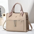 Elegante borsa beige texture litchi con manico in foulard e dettagli in argento - Cachi