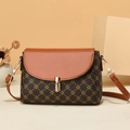 Elegante vintage bruine crossbodytas met monogrampatroon en gouden metalen sluiting - Koffie Ster