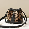 Borsa a secchiello leopardata con finiture in pelle nera e dettagli dorati chic - 17cmx11cmx17cm / Leopardo in Peluche