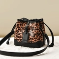 Borsa a secchiello leopardata con finiture in pelle nera e tracolla regolabile - 17cmx11cmx17cm / Stampa Leopardata Scura