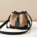 Borsa a secchiello intrecciata con finiture in pelle nera e tracolla su sfondo neutro - 17cmx11cmx17cm / Beige