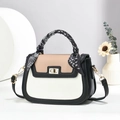 Detalle de bolso tricolor con cierre de giro dorado y pañuelo decorativo en el asa - L21 A7 A15 / Negro y Blanco con Caqui