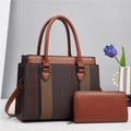 Set borsa e portafoglio in pelle testurizzata marrone esposti in un ambiente moderno chic - caffè