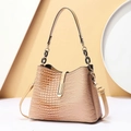 Elegante beige Multi-Textur Eimertasche mit Acrylkette und goldener Schnalle - Khaki