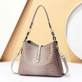 Taupefarbene Eimer-Tasche mit Krokostruktur, Kettenhenkel und goldener Schnalle für Damen - Grau