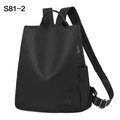 Détail du sac à dos noir minimaliste montrant la texture mate et le logo en cuir - 31x15x36cm / Style Patch Lettre