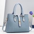 Elegante bolso de mano azul bruma plisado con detalles dorados y correa para mujer - Azul