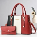 Ensemble de sacs à main rayés tricolores avec portefeuille assorti sur présentoir chic - Bordeaux