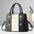 Borsa a mano minimalista a tre colori con texture verticale e dettagli in metallo oro - Nero