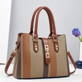 Dettaglio borsa a righe marroni con rivetti dorati e tracolla regolabile in pelle sintetica - 30x12x23cm / Cachi