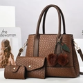 Dreiteiliges braunes Handtaschen-Set aus geprägtem Leder mit flauschigem Anhänger - Kaffeebraun