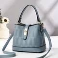 Blue-grey bucket bag with checkerboard embossing and golden metal twist lock closure - L22xW10xH17 / Blue