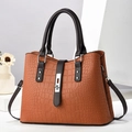 Elegante borsa a mano marrone arancio con motivo coccodrillo e chiusura in argento - Giallo Terra