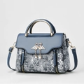 Borsa in tessuto blu con chiusura a cigno dorata, perle e motivi di nuvole intrecciate - Blu