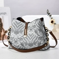 Bolso cubo elegante con diseño de ondas y correa de hombro en cuero marrón de calidad - 25*12*19 / Negro
