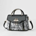 Borsa jacquard da donna con fermagli a cigno, ciondoli di perle e manico dorato - Nero