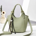 Salbeigrüne Tote Bag aus genarbtem Leder mit Logo-Prägung und Quasten-Schlüsselanhänger - L16 B11 H18 / Grün
