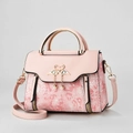 Borsa a mano floreale rosa con fibbia a cigno, strass e perle su sfondo bianco - Rosa